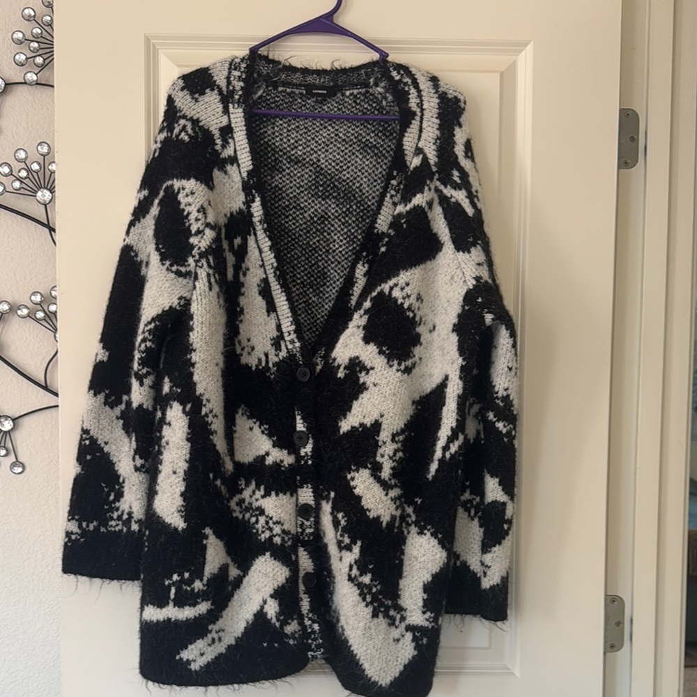 NWOT Express Black and White Size Large Cardigan Sweater with Abstract Pattern‎